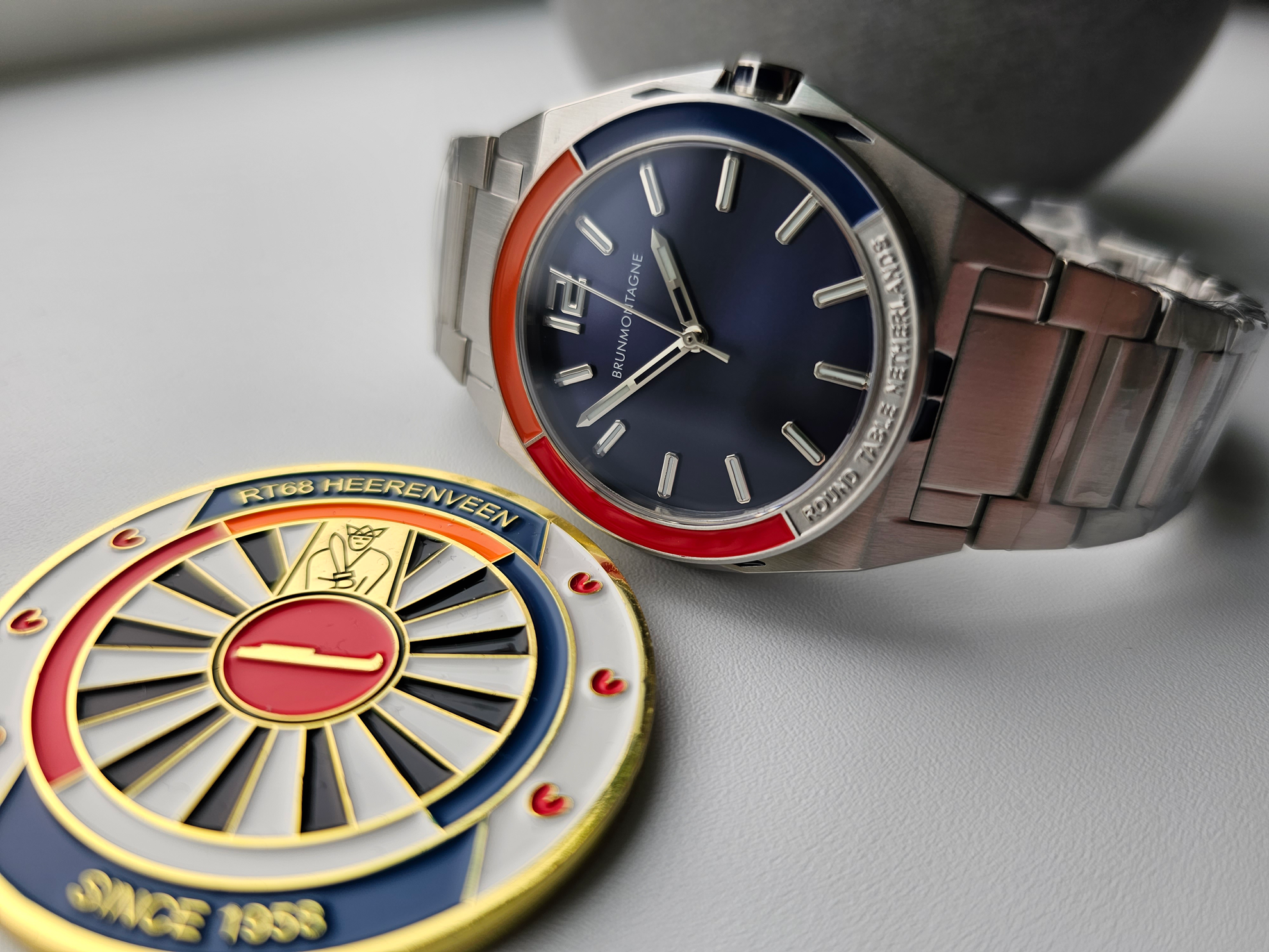 Ronde tafel horloge samen met RT68 munt