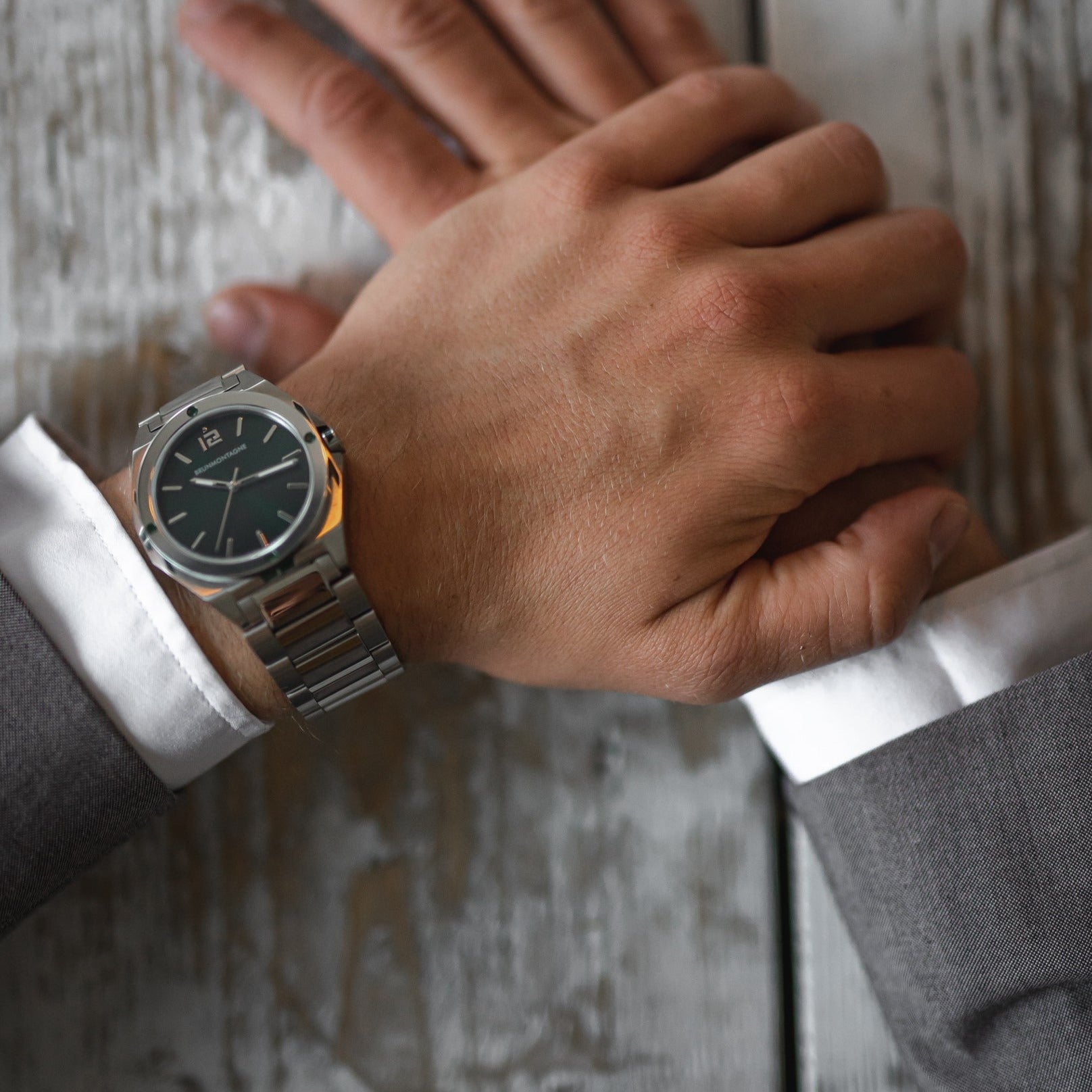 Brunmontagne Representor Staal/Groen gedragen houten tafel